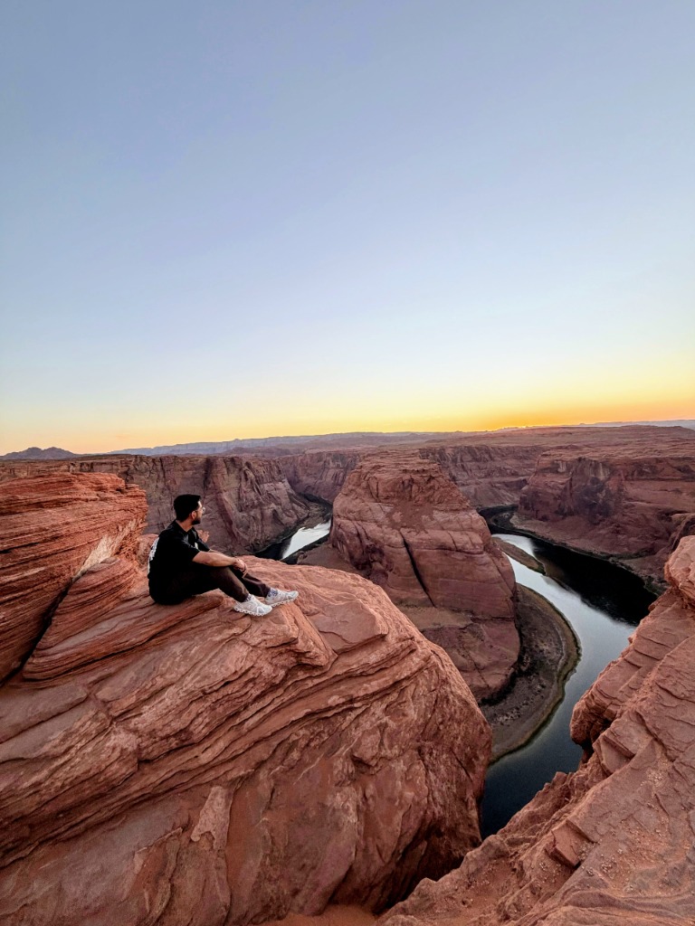 Horseshoe Bend sunset cliff edge